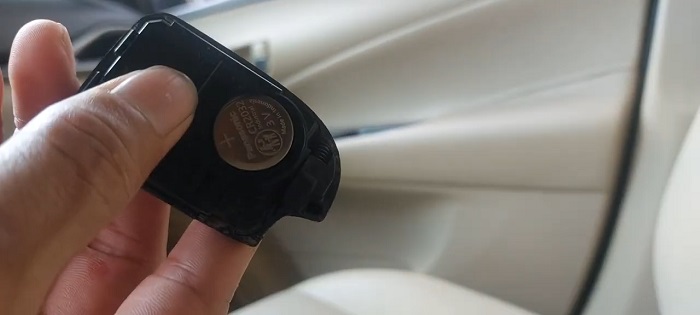 Cách Thay Pin Chìa Khóa Xe Vios Ai Cũng Làm Được