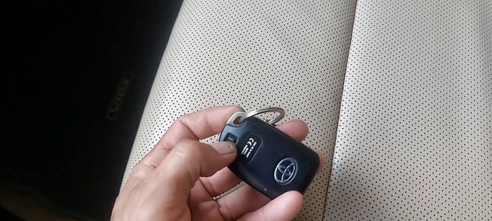 Cách Thay Pin Chìa Khóa Xe Vios Ai Cũng Làm Được
