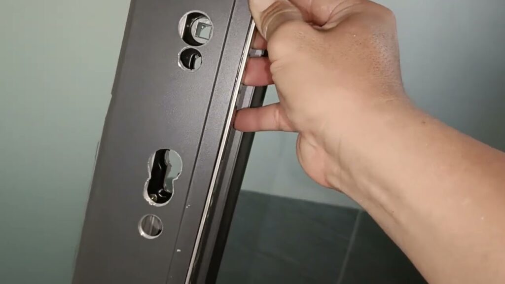 [Mẹo Hay] Cách lắp Ổ khóa Cửa Nhôm Nhanh – Gọn – Bền