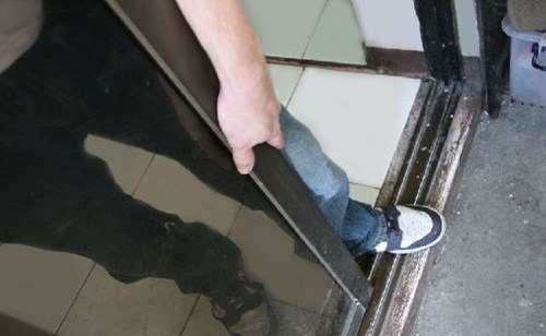 cách mở khóa cửa kính cường lực bị kẹt