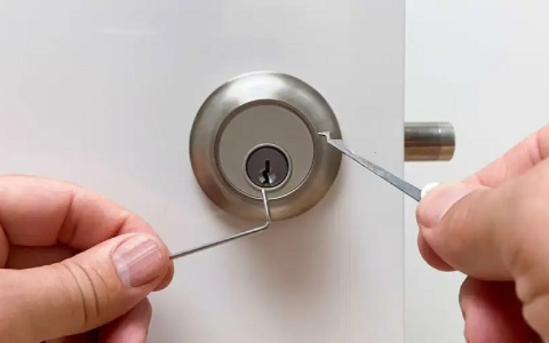 cách xử lý ổ khoá bị nhỏ keo