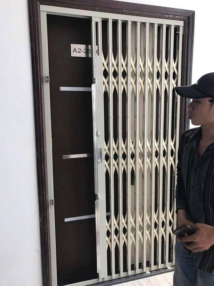 cửa sắt kéo bị kẹt