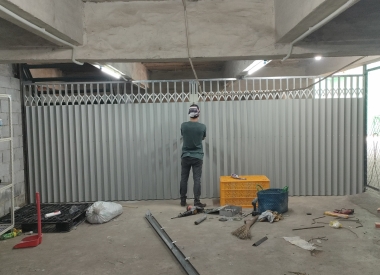 cửa sắt kéo bị kẹt