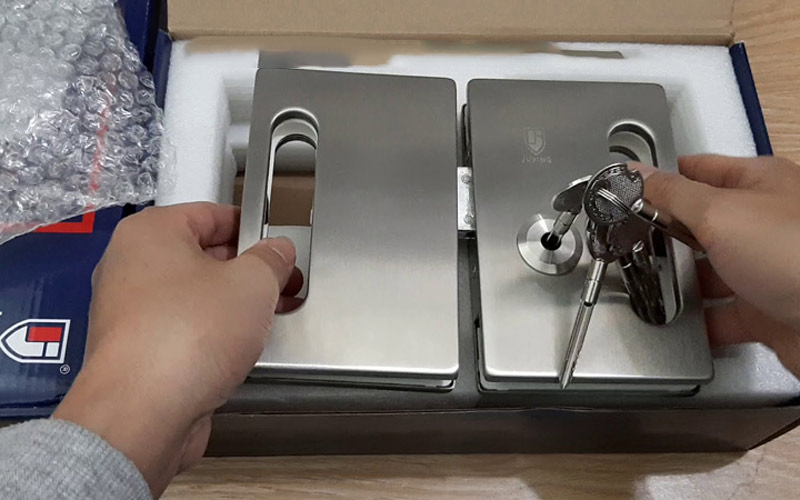 [Hướng Dẫn] Cách lắp khóa cửa kính Chuẩn Thợ tại nhà
