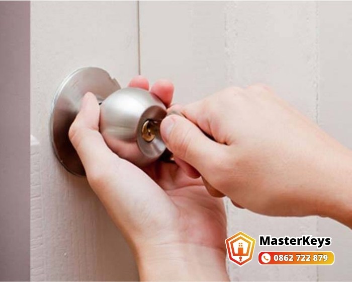 Khóa Cửa Bị Kẹt: Xử Lý Ngay Trong 3 Bước Đầu Tiên
