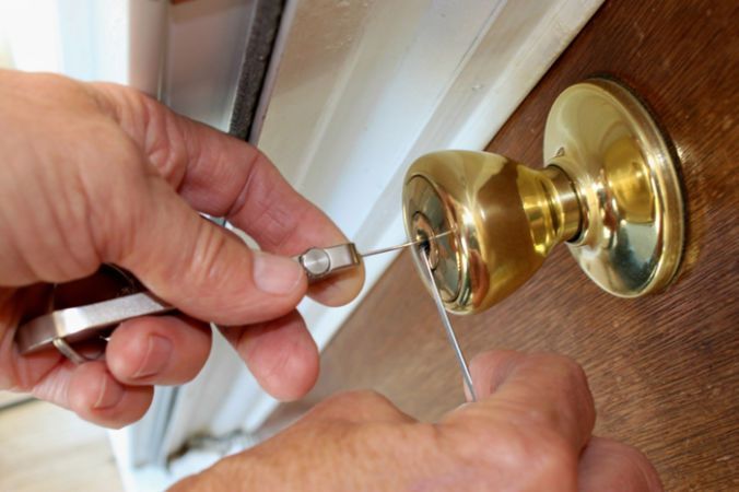 Khóa Cửa Bị Kẹt? Hướng Dẫn Xử Lý Tại Nhà & Dịch Vụ Sửa Khóa