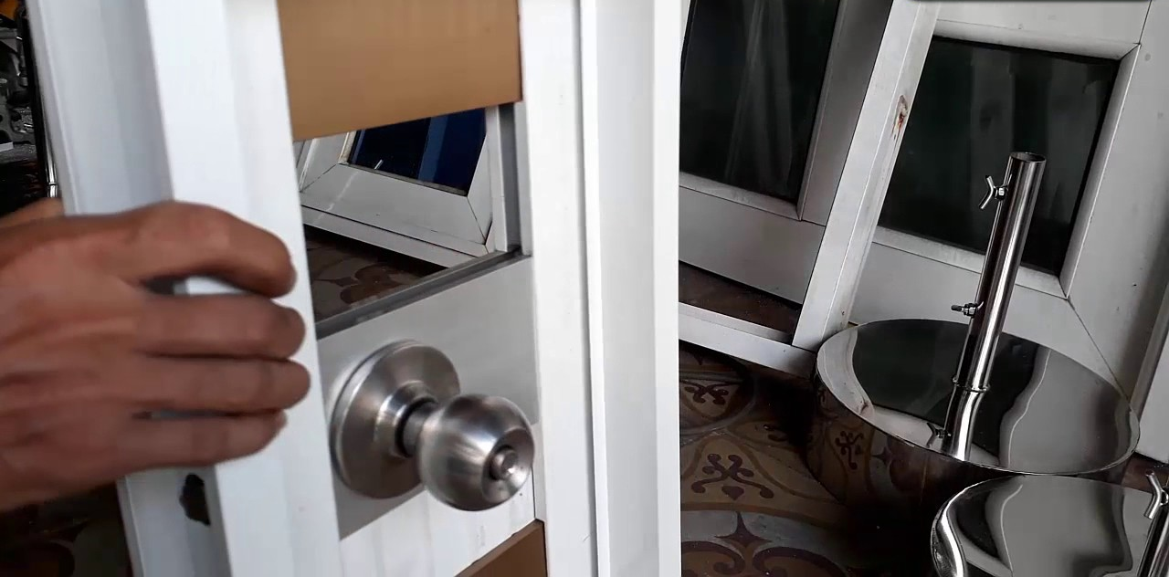 [Kinh nghiệm] Cách Mở khóa Cửa Nhôm an toàn ngay tại nhà