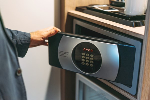 Cách Phá Két Sắt: 5 Bí Mật Chuyên Gia Không Muốn Bạn Biết