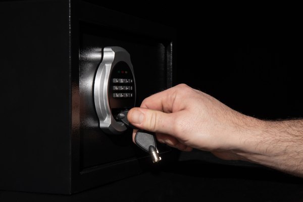 Cách Phá Két Sắt: 5 Bí Mật Chuyên Gia Không Muốn Bạn Biết