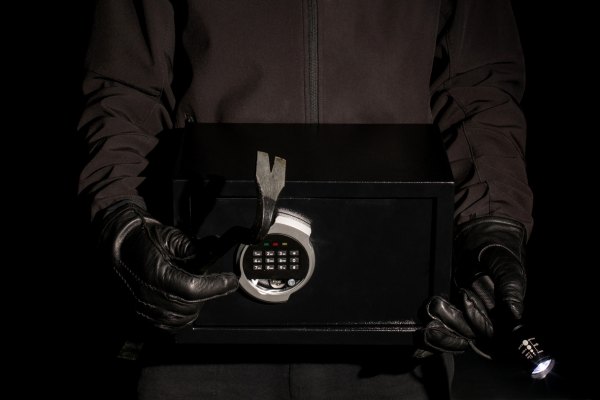 Cách Phá Két Sắt: 5 Bí Mật Chuyên Gia Không Muốn Bạn Biết