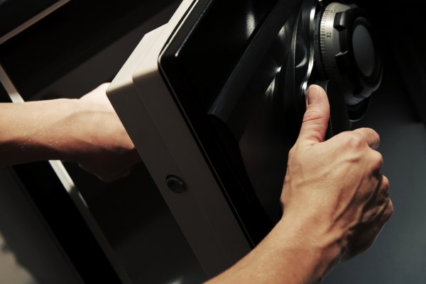 Cách Phá Két Sắt: 5 Bí Mật Chuyên Gia Không Muốn Bạn Biết