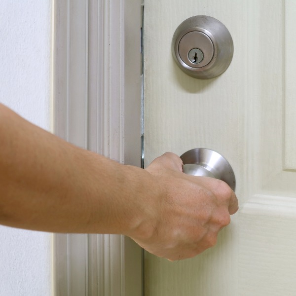 Cách Xử Lý Cửa Bị Khóa Trái Nhanh Chóng & An Toàn