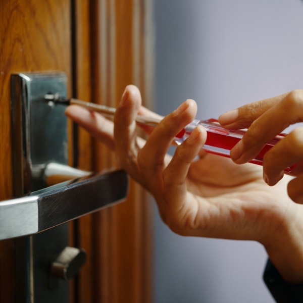 Cách Xử Lý Cửa Bị Khóa Trái Nhanh Chóng & An Toàn