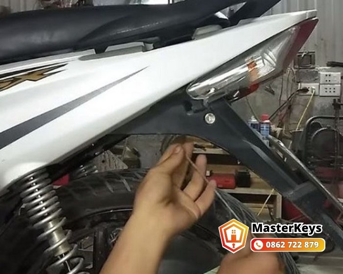 Cách Mở Cốp Xe RSX Đời Mới Khi Mất Chìa Khóa