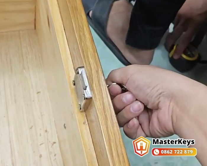 Cách Mở Khóa Tủ Việt Tiệp Nhanh Nhất: Trả Lời Trong 30 Giây