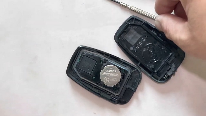 Cách Thay Pin Chìa Khoá Ô Tô Toyota Camry Chuẩn Xác