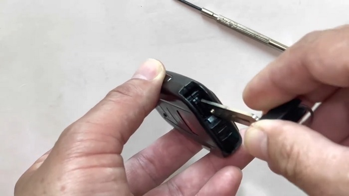 Cách Thay Pin Chìa Khoá Ô Tô Toyota Camry Chuẩn Xác