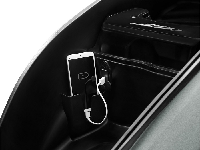 Hướng Dẫn Sạc Điện Thoại Trên Xe SH Từ A-Z: Bí Kíp Sạc Nhanh, An Toàn Cho Cả Xe Và "Dế Yêu"