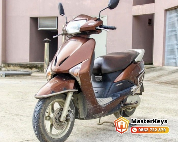 Dùng cần đạp (chỉ xe Lead đời 2010-2012)