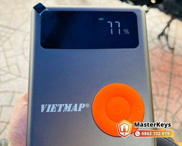 Dùng bộ kích bình di động (jump starter)