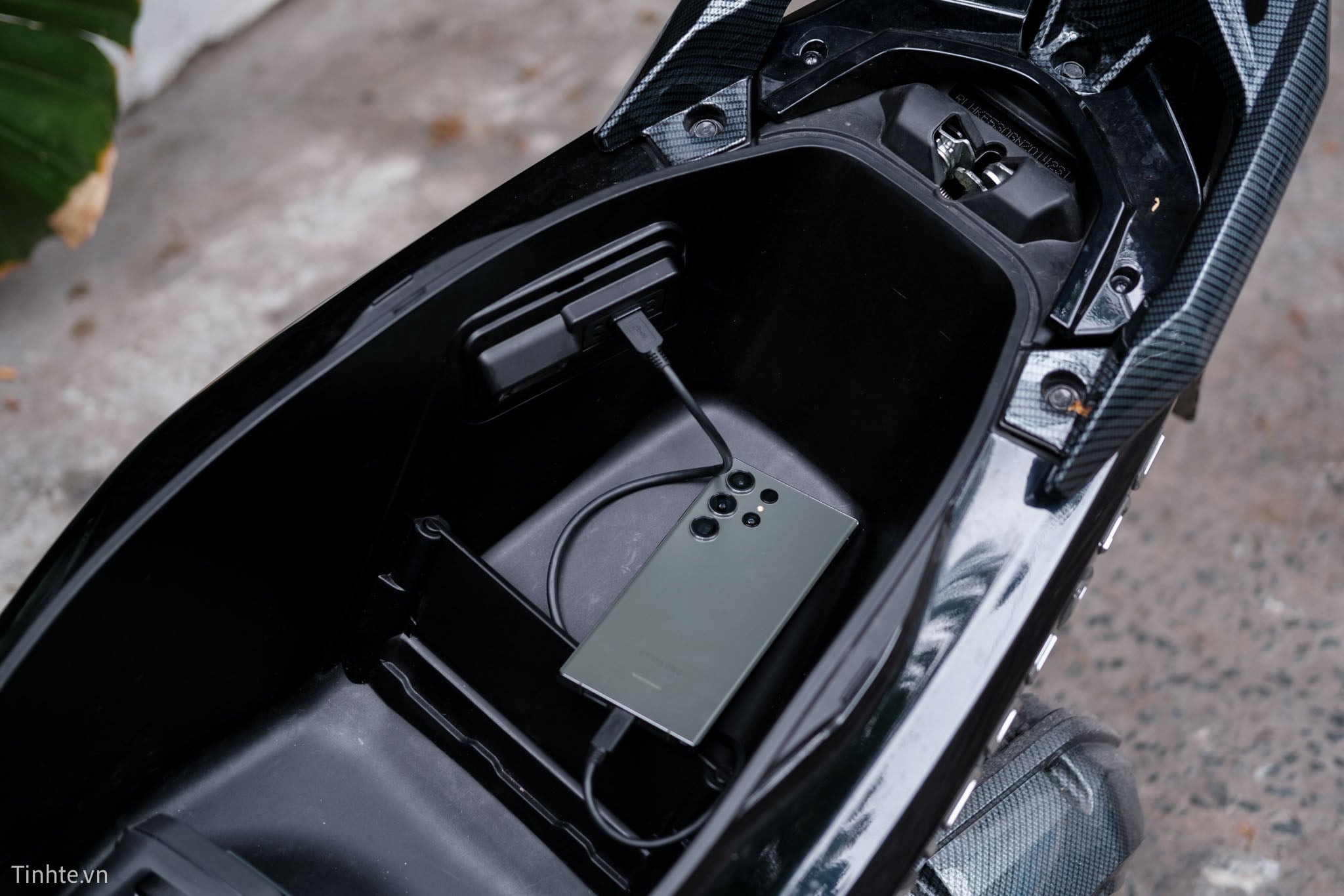 Hướng Dẫn Sạc Điện Thoại Trên Xe SH Từ A-Z: Bí Kíp Sạc Nhanh, An Toàn Cho Cả Xe Và 