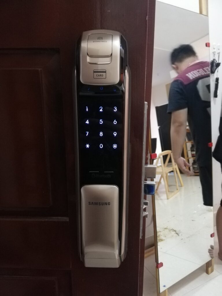 Cách Xóa Vân Tay Trên Khóa Cửa An Toàn Và Hiệu Quả Nhất