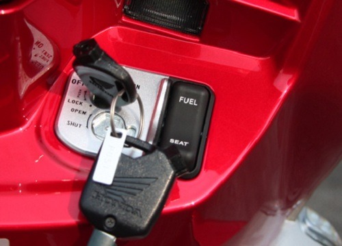 Cách Khoá Cổ Xe Vision Chi Tiết Cho Mọi Đời Xe & Cách Xử Lý Sự Cố