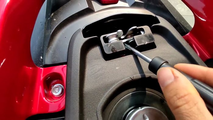 Cốp Xe Vision Không Đóng Được: 7 Nguyên Nhân & Cách Sửa Nhanh