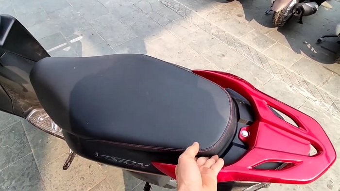 Mở Cốp Xe Vision Đời Cũ Bằng Chìa Khóa Hoặc Bị Kẹt