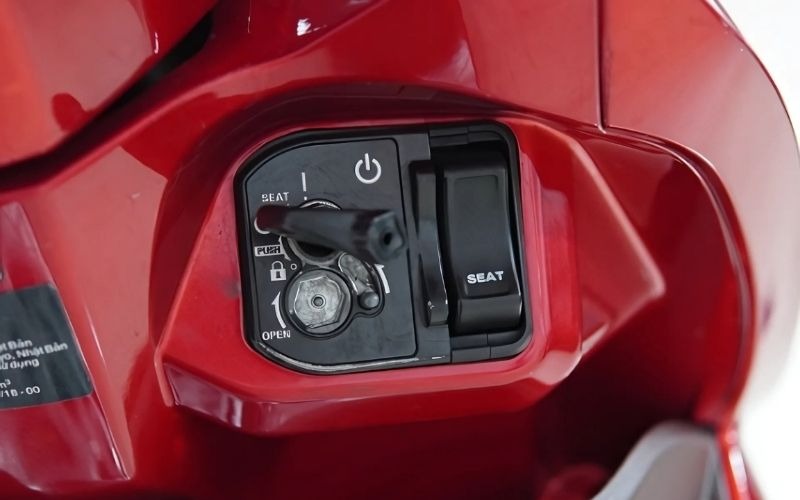 Mở Cốp Xe Vision Đời Cũ Bằng Chìa Khóa Hoặc Bị Kẹt