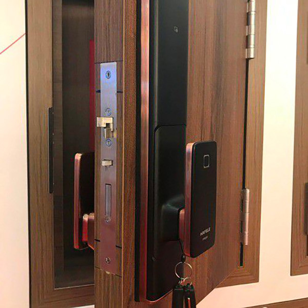 Cách Xóa Vân Tay Trên Khóa Cửa An Toàn Và Hiệu Quả Nhất