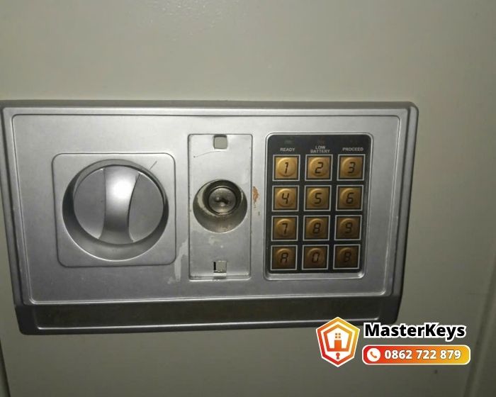 Sửa Két Sắt Bên Ngoài Có Mất Bảo Hành Hãng Hòa Phát Không?