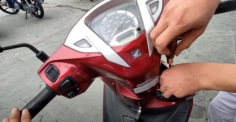 Cách Khóa Cổ Xe Vision | Hướng Dẫn Chi Tiết Cho Mọi Đời Xe  Cách Xử Lý Sự Cố