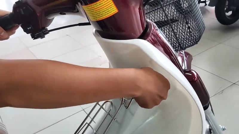 Cách Khoá Cổ Xe Cub 50 Và Xử Lý Mọi Sự Cố Kẹt Khoá