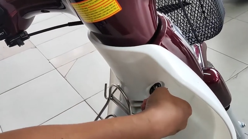 Cách Khoá Cổ Xe Cub 50 Và Xử Lý Mọi Sự Cố Kẹt Khoá