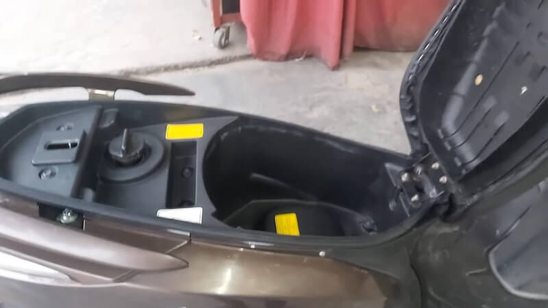 Cách Mở Cốp Xe Attila Khi Bị Kẹt, Mất Chìa, Hết Bình