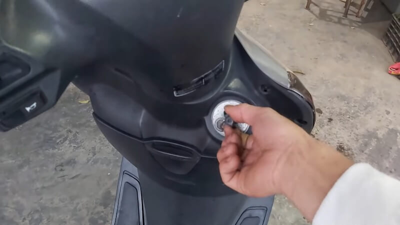 Cách Mở Cốp Xe Attila Khi Bị Kẹt, Mất Chìa, Hết Bình