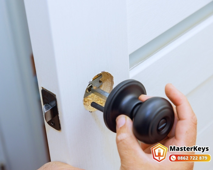 Hướng Dẫn Cách Tháo Lắp Khóa Cửa Tay Nắm Tròn Từng Bước
