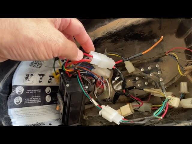 Xe Tay Ga Bật Chìa Khoá Không Lên Điện? Nguyên Nhân Và Cách Sửa