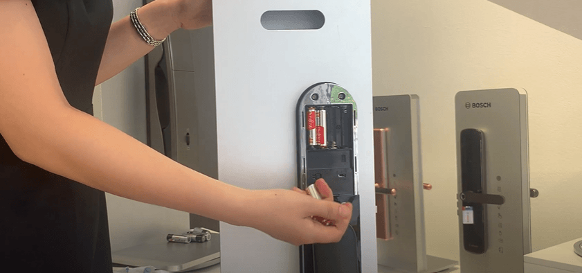 Khóa Vân Tay Hết Pin Phải Làm Sao? 3 Giải Pháp Hiệu Quả Cho Bạn