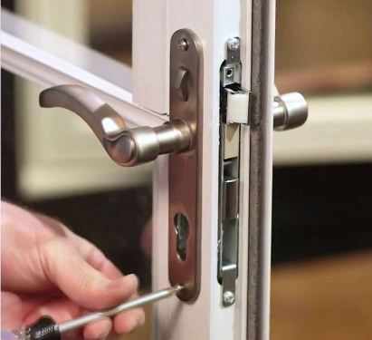Cửa Nhôm Bị Kẹt Khóa? 7 Cách Xử Lý Hiệu Quả Tại Nhà