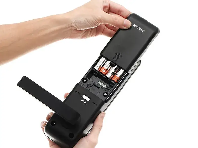 Khóa Vân Tay Hết Pin Phải Làm Sao? 3 Giải Pháp Hiệu Quả Cho Bạn