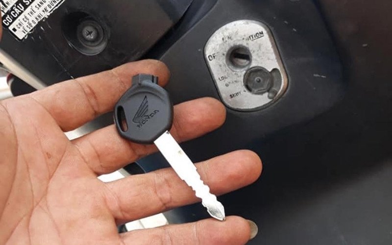 thợ khóa MasterKeys xử lý chìa khóa bị gãy trong ổ xe máy