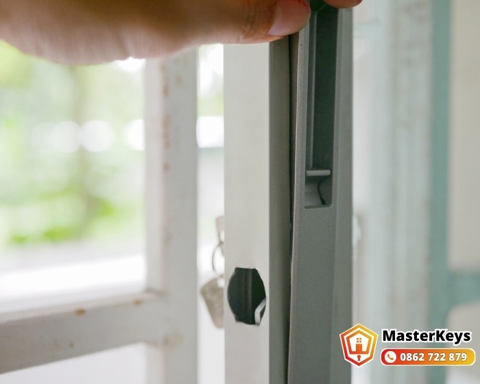 4 Lỗi Thường Gặp Khi Tự Lắp Khoá Cửa Nhôm Kính