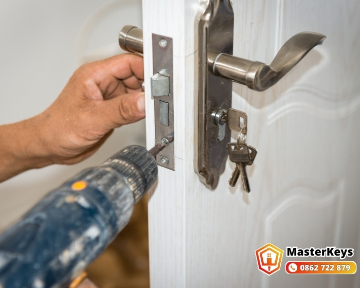Cách Mở Khóa Cửa Tay Gạt Khi Khóa Bị Kẹt Cơ Học