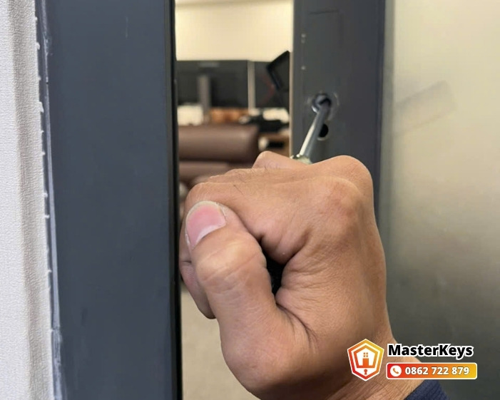 Cách Tháo Ổ Khóa Cửa Nhôm Cũ Đúng Cách