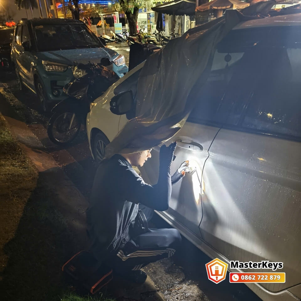 Dịch Vụ Mở Khóa Ô Tô Tận Nơi 24/7 — Có Mặt 15 Phút