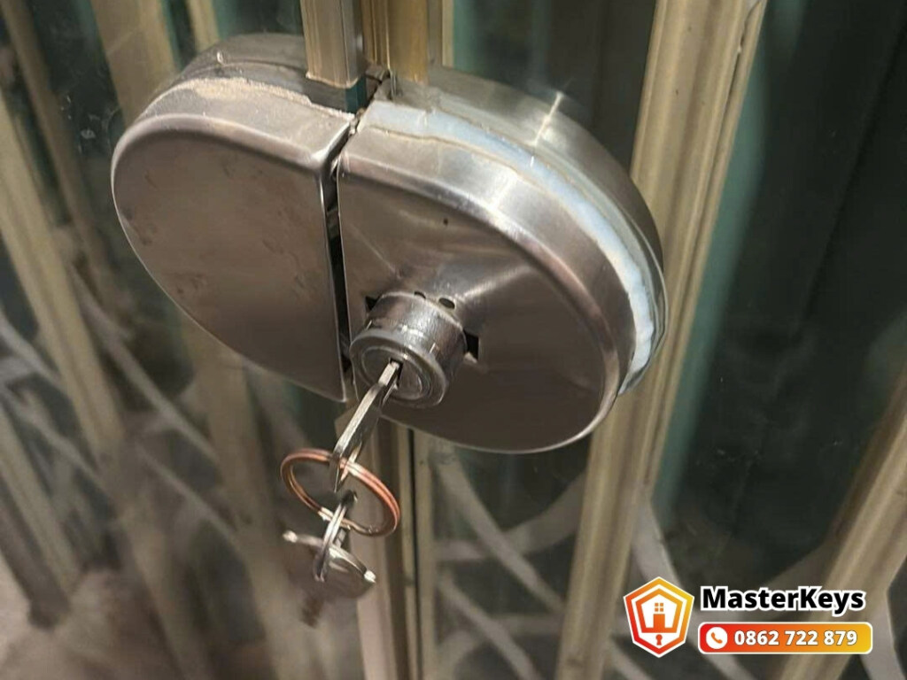 Sửa khóa cửa kính cũ tại nhà ống đường Ngô Gia Tự Quận 10