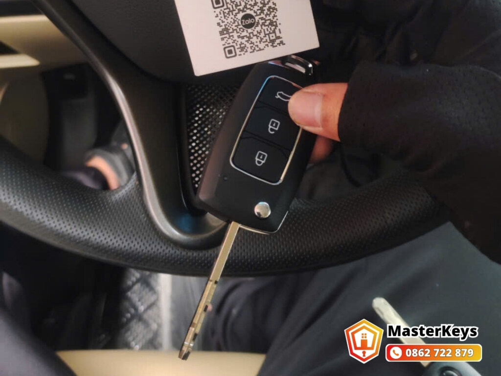 Lập trình lại remote Toyota bị mất đồng bộ tại bãi đỗ xe khu văn phòng Quận 10