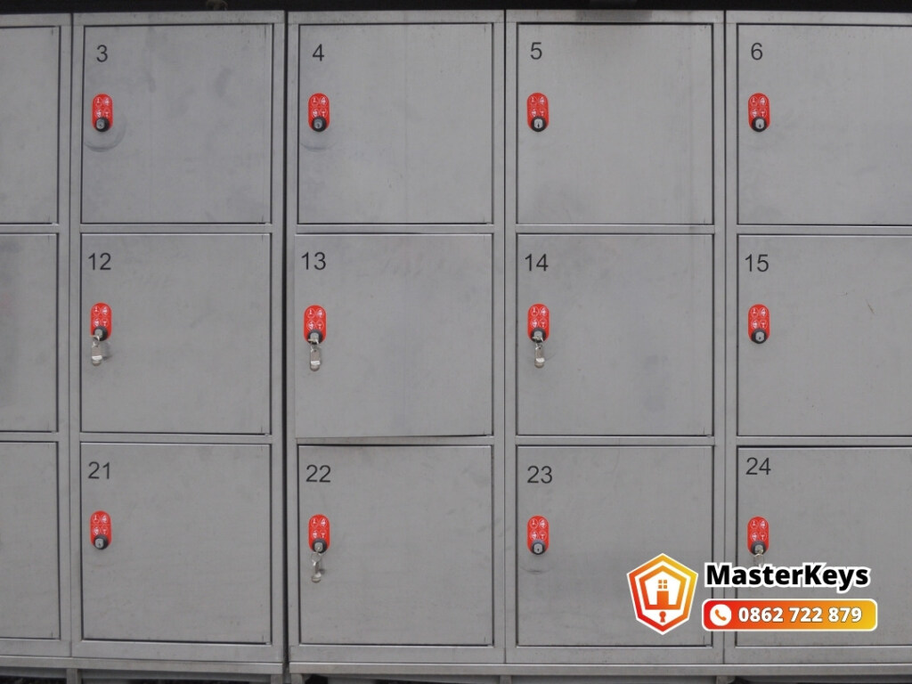 Sửa khóa tủ inox chuyên dụng tại phòng khám tư đường Sư Vạn Hạnh Quận 10
